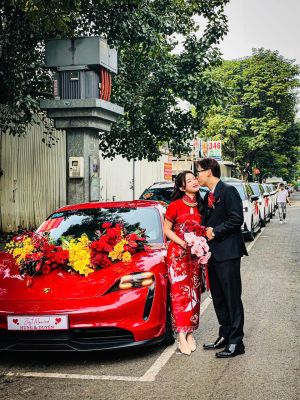 Xe Hoa Porsche Taycan đỏ