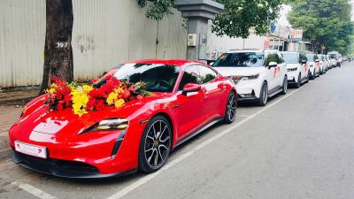 Xe Hoa Porsche Taycan đỏ