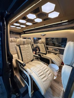 Xe Limousine 9 chỗ Kingdom 2025