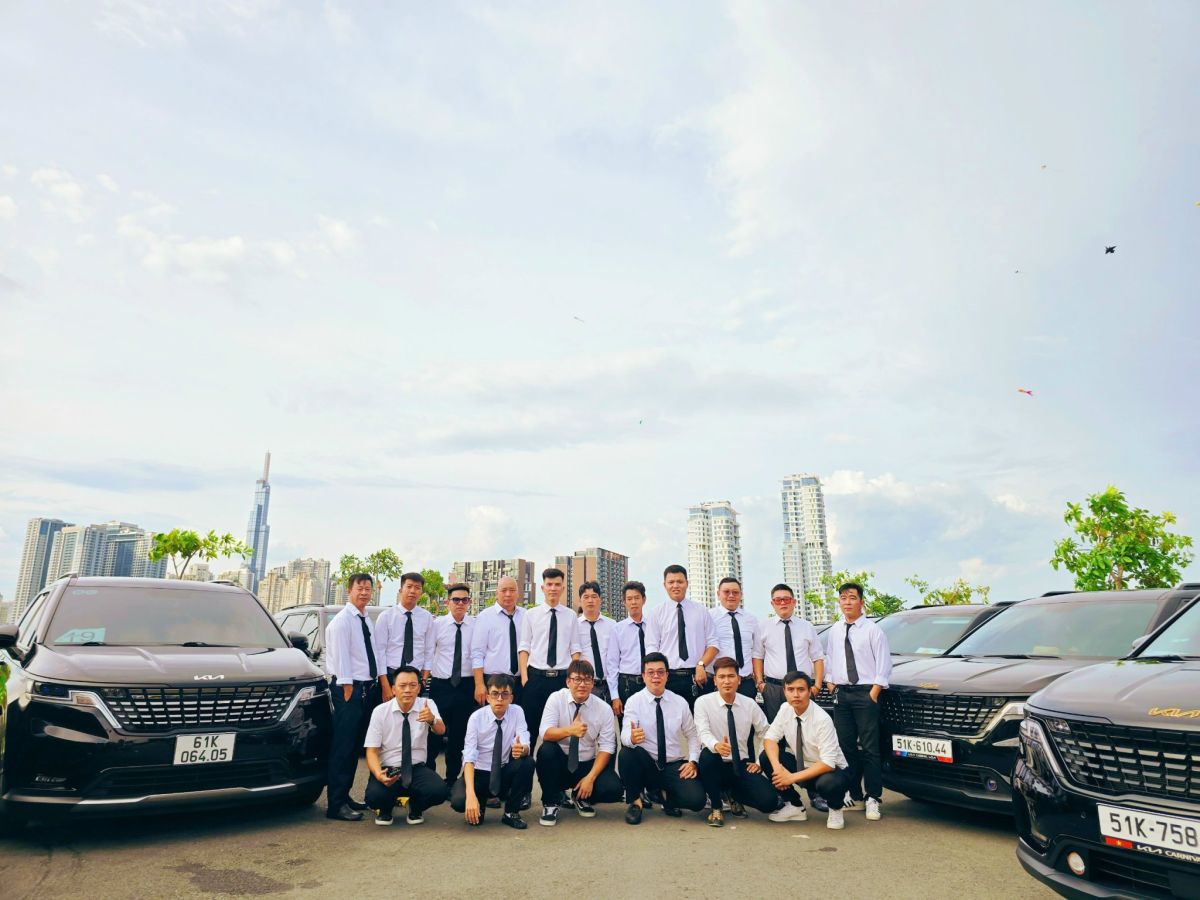 30 chiếc Carnival full đen đẳng cấp đồng h&agrave;nh c&ugrave;ng Sun Car đ&oacute;n tiếp đo&agrave;n kh&aacute;ch VIP tại TP.HCM